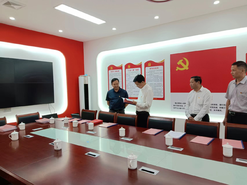信丰县委常委组织部长陈金焘在县林业局调研指导模范机关创建工作